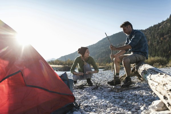 Quels sont les équipements nécessaires pour un camping en région marécageuse avec observation de la faune?